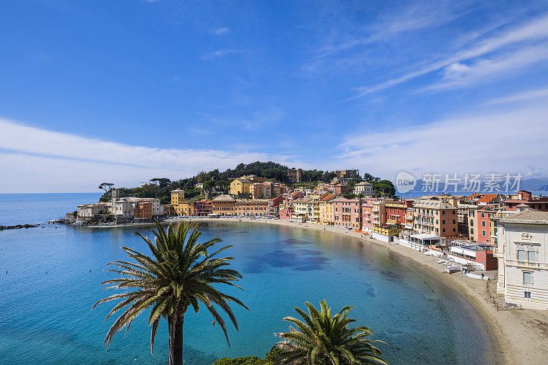 位于Sestri Levante的Baia del Silenzio(沉默湾)，周围是特色的彩色建筑——意大利利古里亚